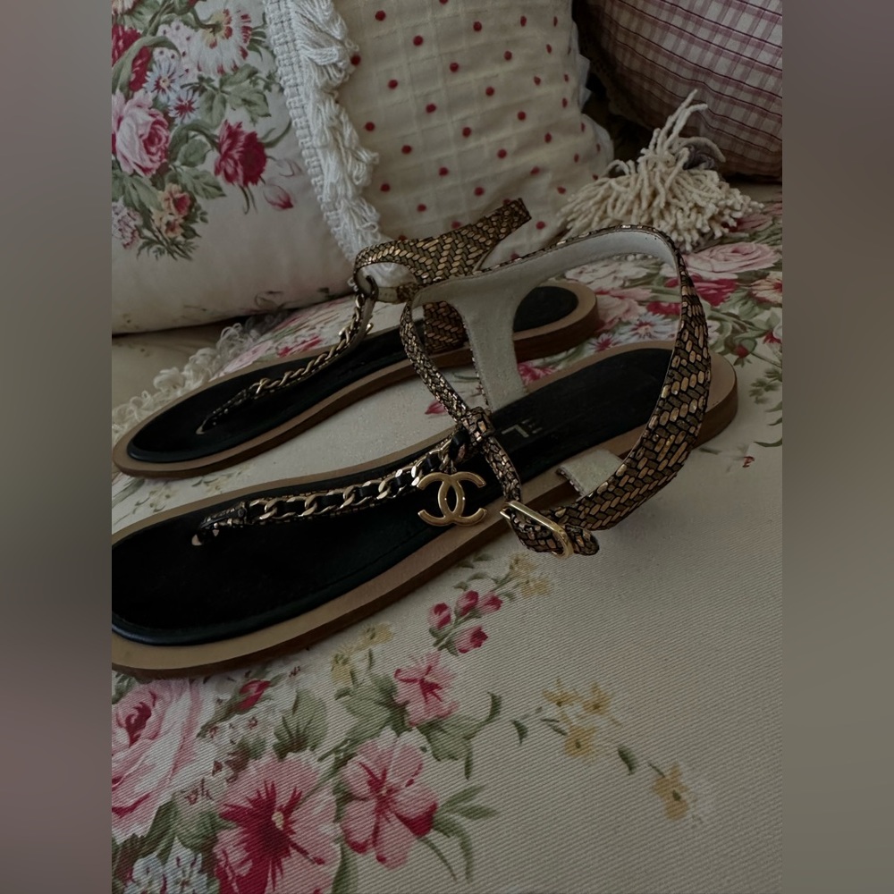 Authentic Chanel Sandals. - Picture 6 of 10